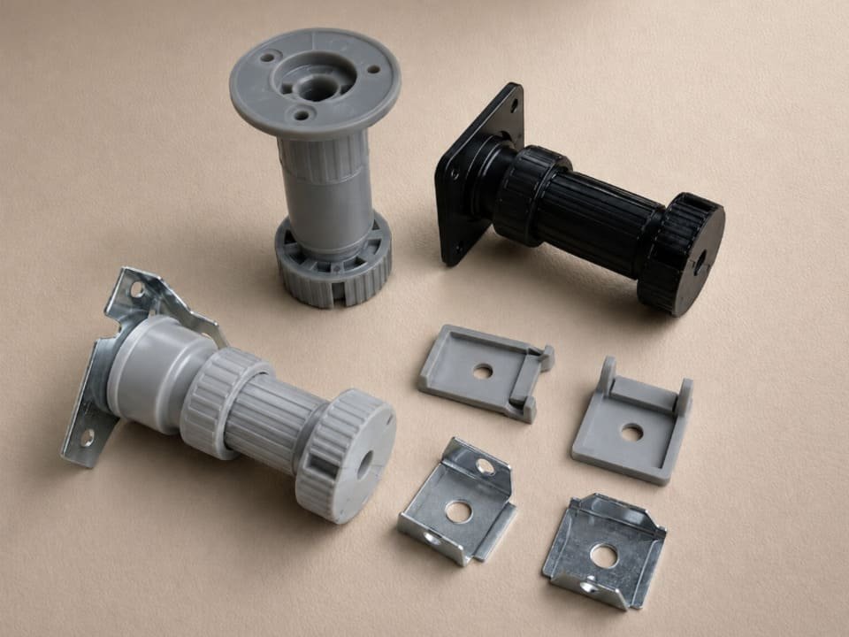 Adjustable cabinet feet for cabinet leveling and installation