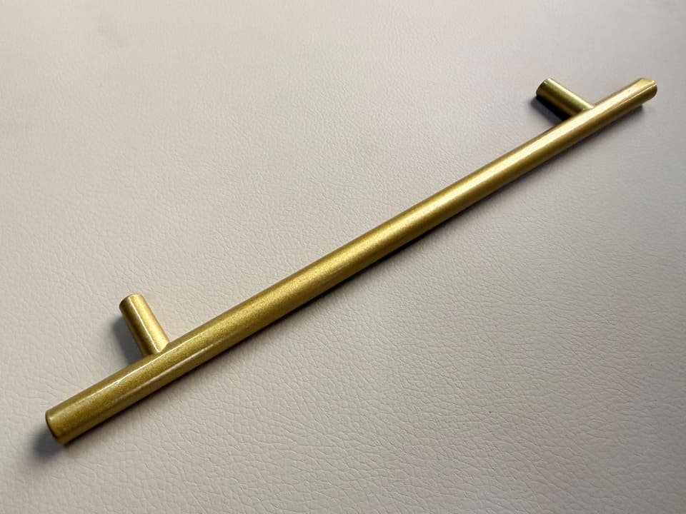 Bar pull for cabinet doors and drawers