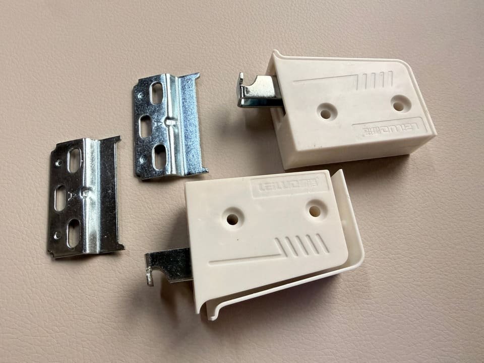 Installation and Adjustment Hardware / Cabinet Installation Hardware