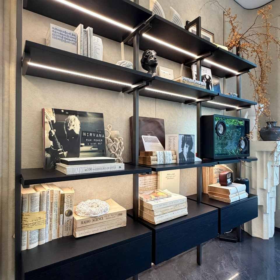Lijia 02 showroom bookcase with integrated lighting