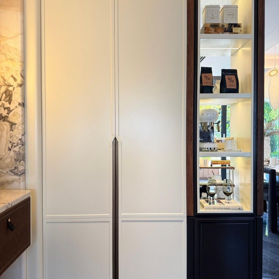 Lijia 02 showroom wardrobe with display shelving