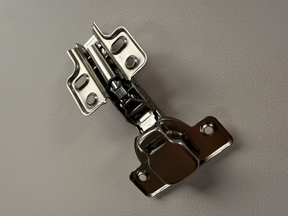 Soft-close cabinet hinge for cabinet door installation