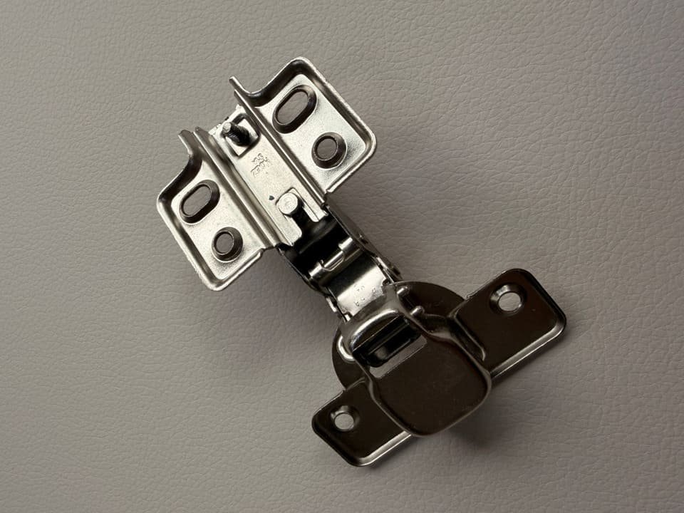 Standard cabinet hinge for cabinet door installation