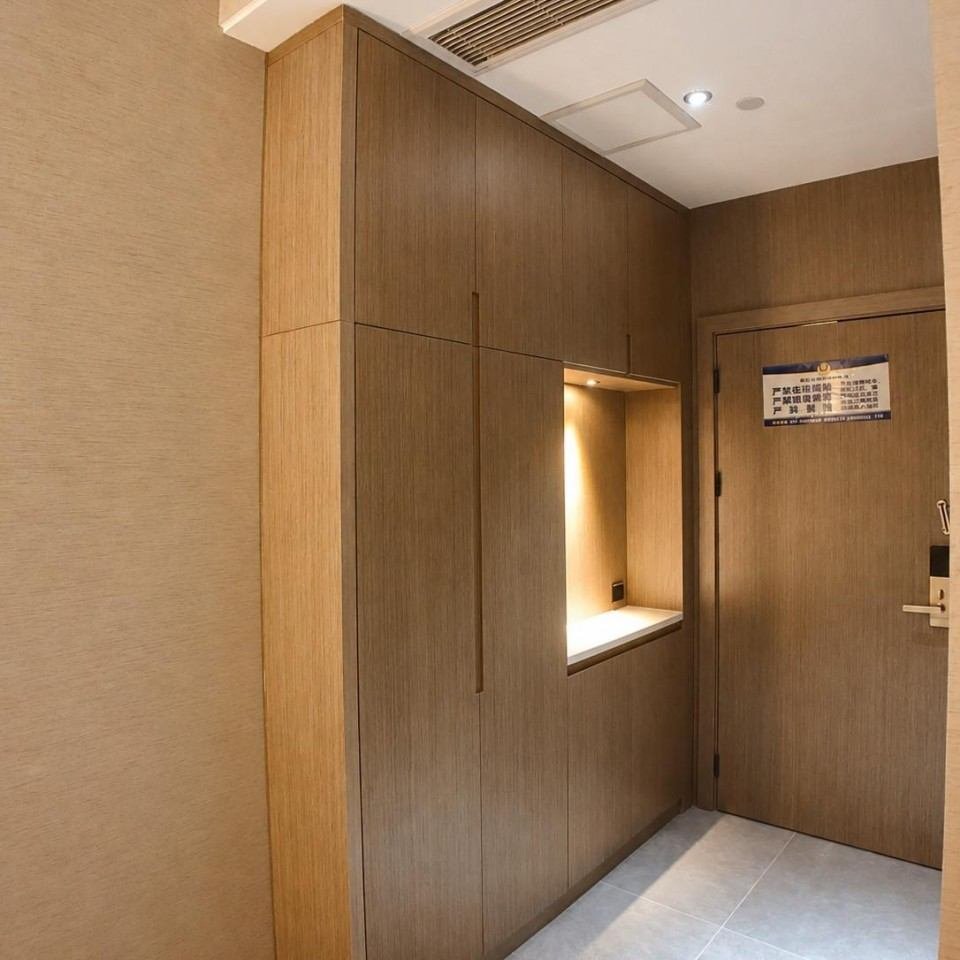 Xikelai Hotel wardrobe with wood finish and open niche